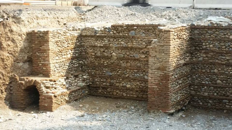 Altro particolare delle mura
                  interrate della cittadella.