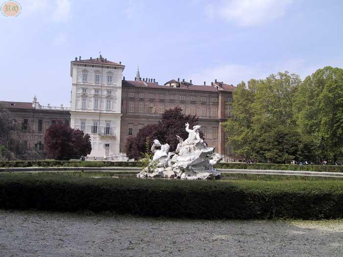 Fontana con lo sfondo del
                          Palazzo Reale